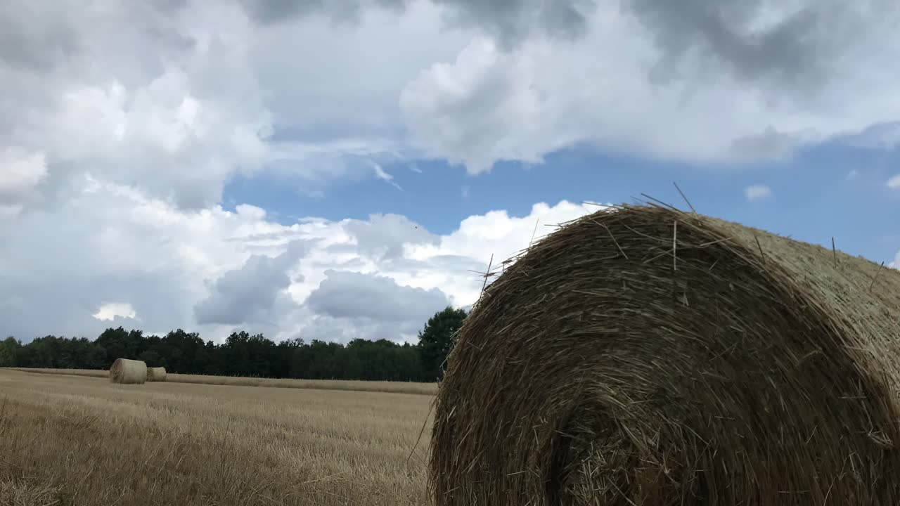 ver la belleza de las balas de heno tiempo en el paisaje pintoresco