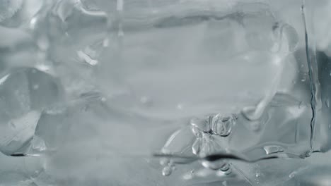 Blasen,-Die-In-Eiskaltem-Eiswasser-Schwimmen,-Nahaufnahme