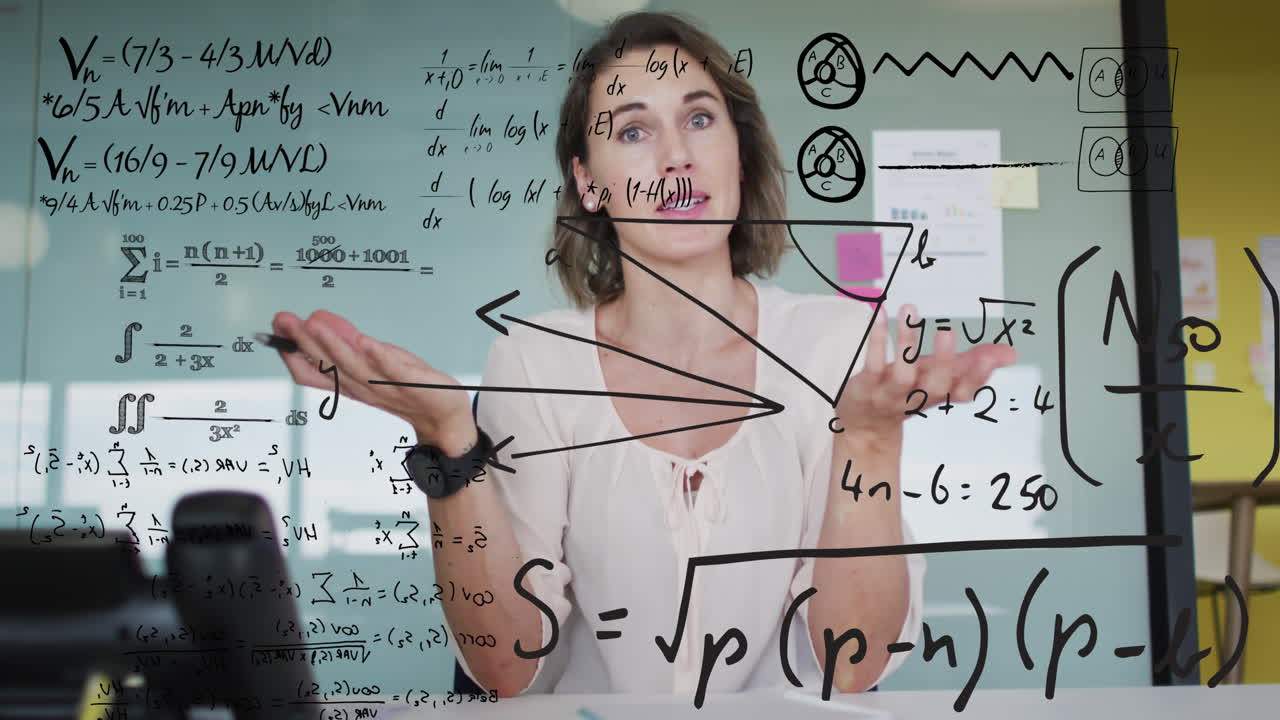 animación de procesamiento de datos sobre mujer de negocios caucásica en la oficina