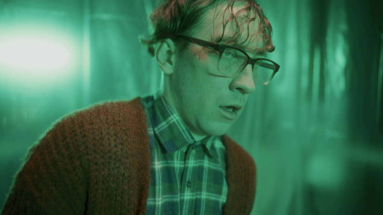 미치광이가 희생자를 플라스틱 봉투로 질식시켜 희생자를 희미하게 조명된 고문실에서