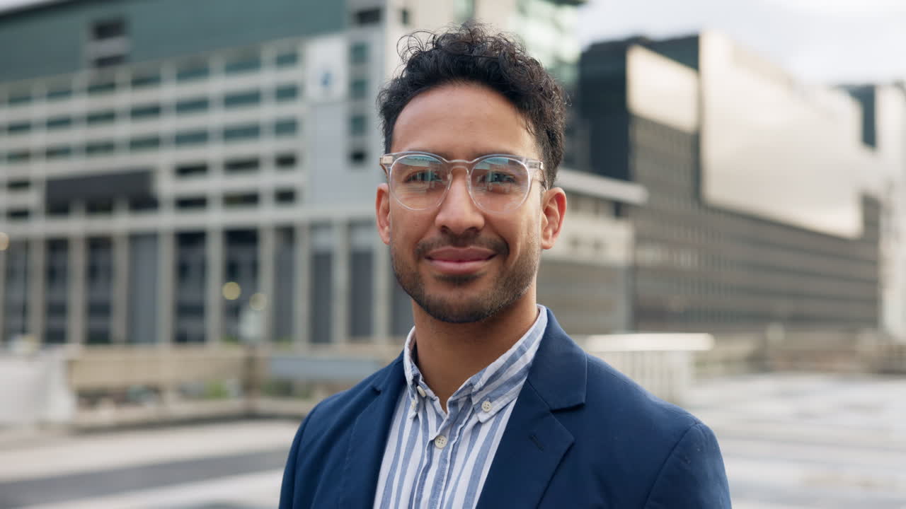 Uomo professionista sorridente di fronte ai palazzi della città