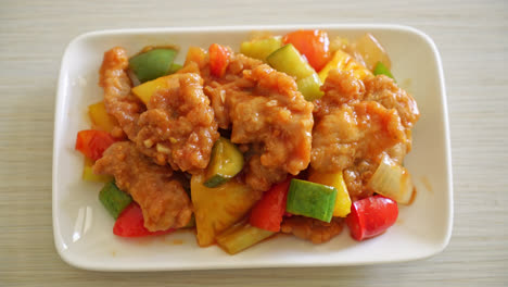 salteado de salsa agridulce con carne de cerdo y verduras