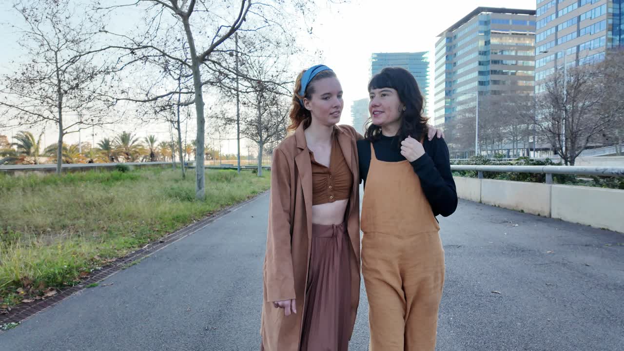 공원에서 고 있는 두 여자