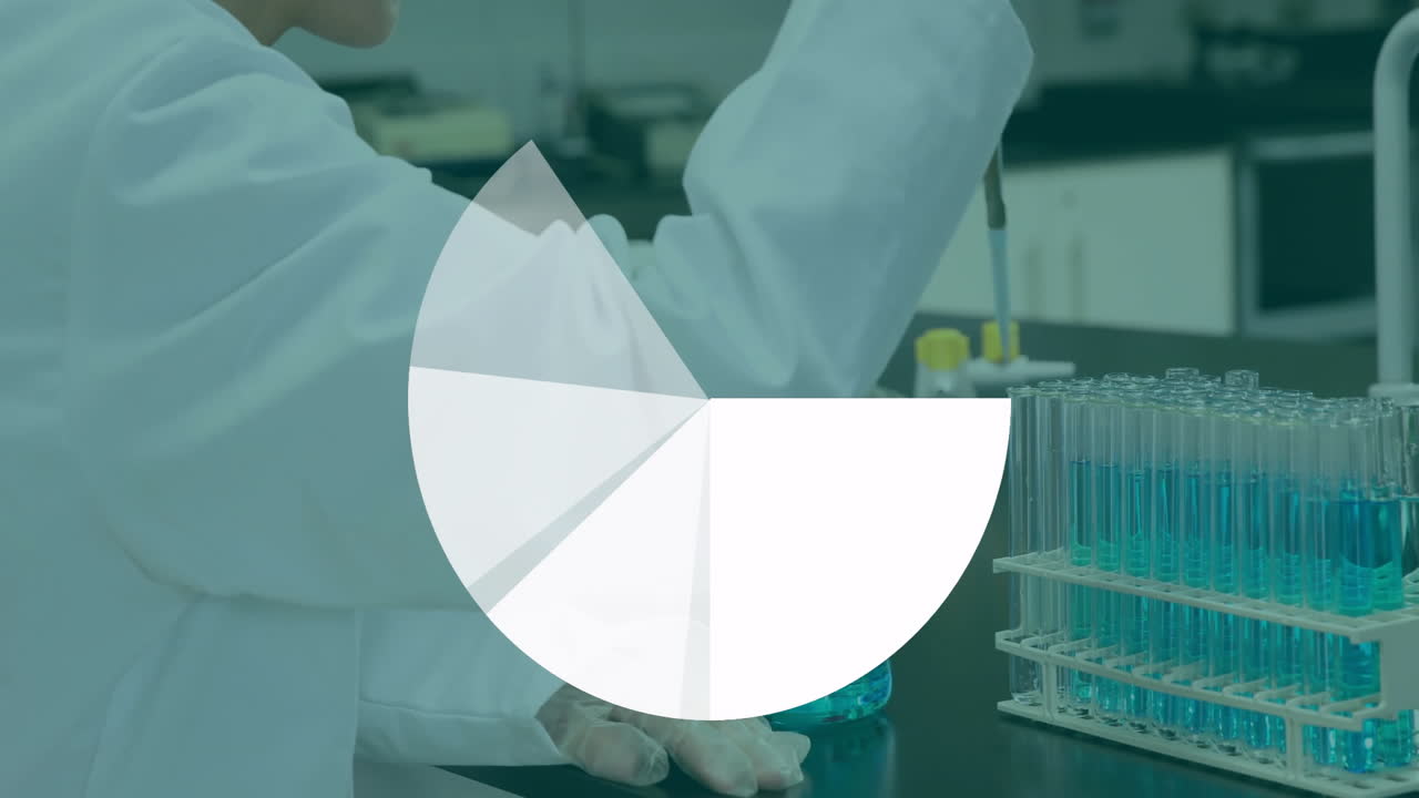 animación del procesamiento de datos del gráfico de pastel sobre una científica caucásica en el laboratorio