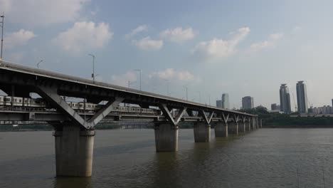 首爾地鐵列車在韓國首都<unk>大橋上穿過漢河