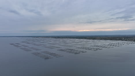 etang de thau, besado por el sol poniente, revela su patrimonio de cría de ostras fr