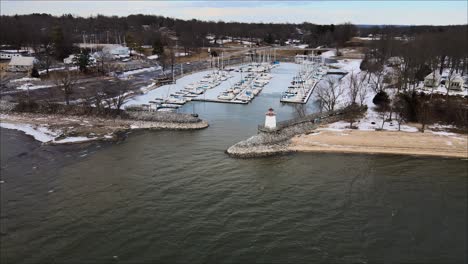 revelación de un puerto deportivo congelado en lighthouse landing en grand rivers, kentucky