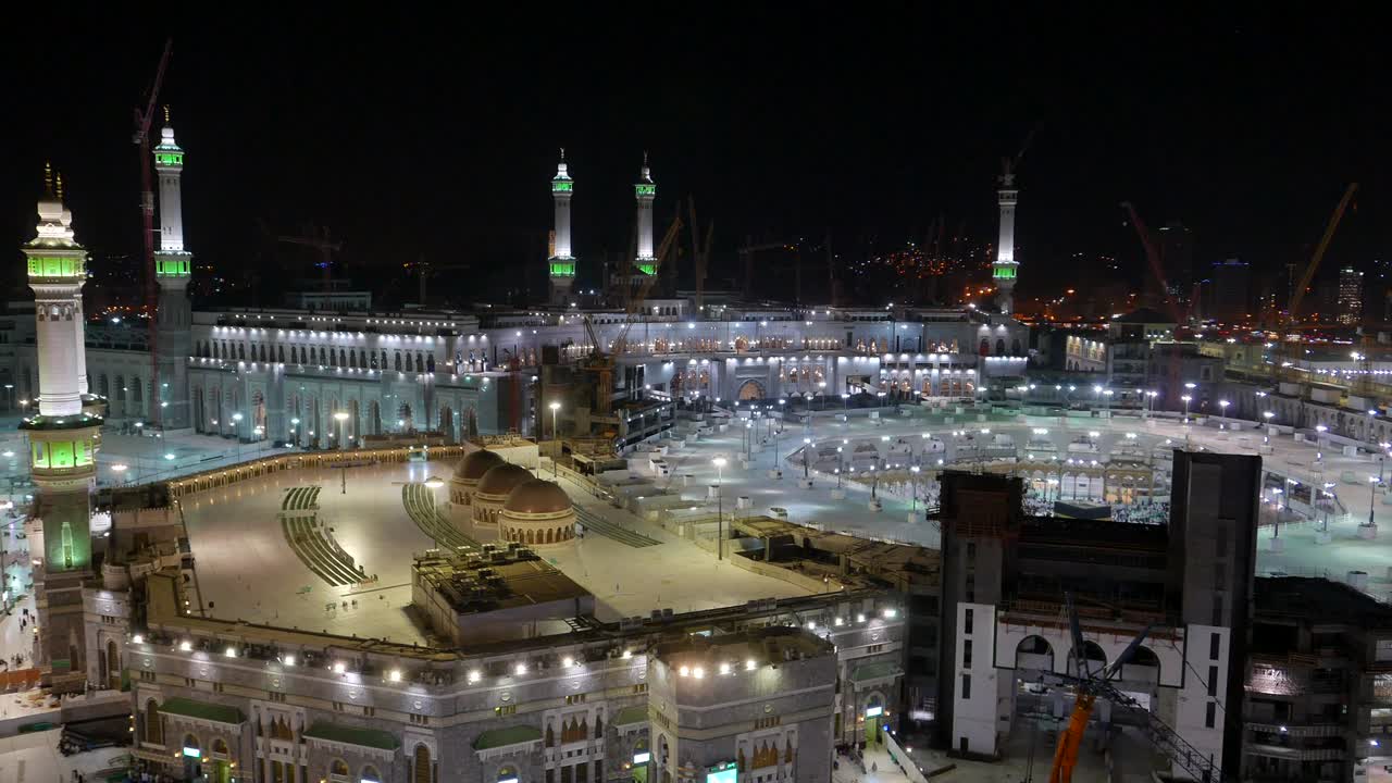 vista superior de la masjidil haram (mezquita) con la kaaba parcialmente visible en la meca, arabia saudita.