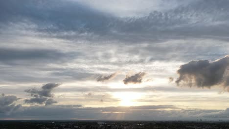 un hiperlapso de nubes de tormenta que se desplazan rápidamente durante una puesta de sol