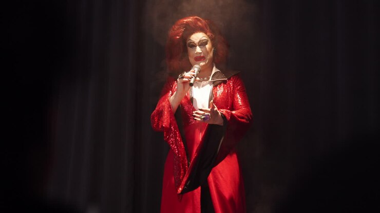 Drag queen che si esibisce sul palco