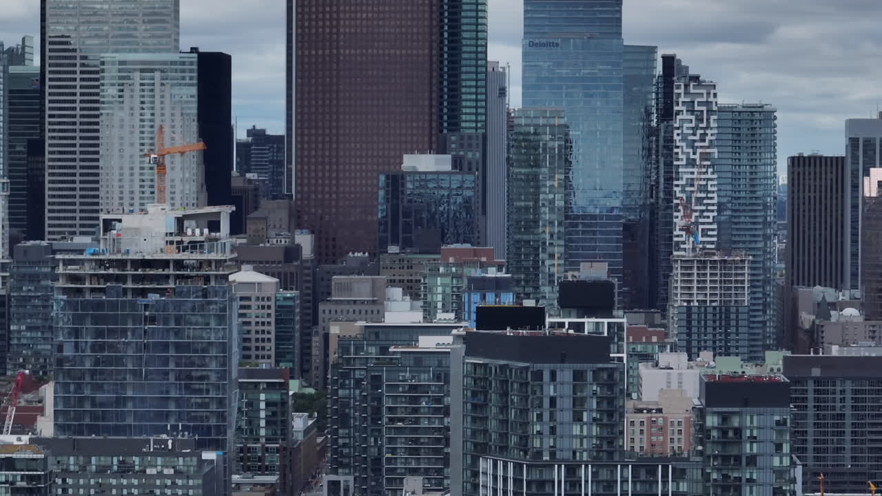 el horizonte de toronto hacia los lados de la antena dolly