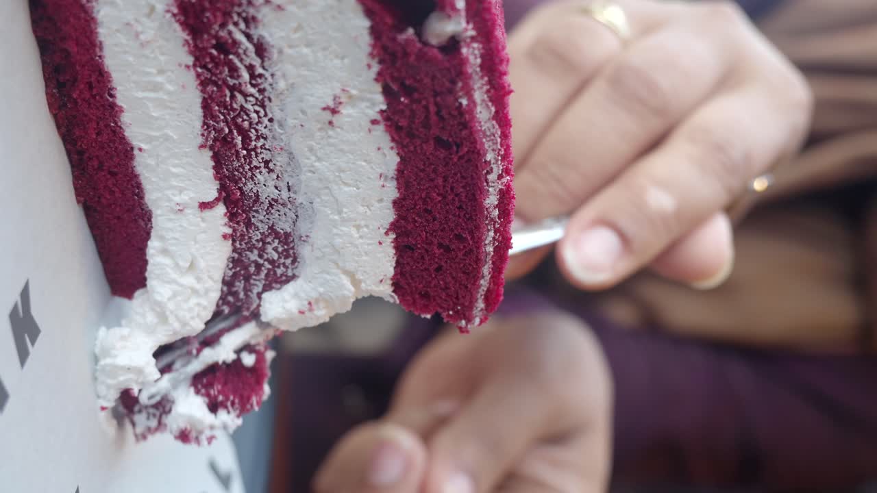 Primer plano de una deliciosa tarta red velvet mientras se come