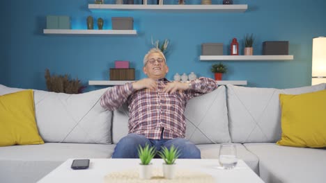 hombre de respiración profunda feliz.