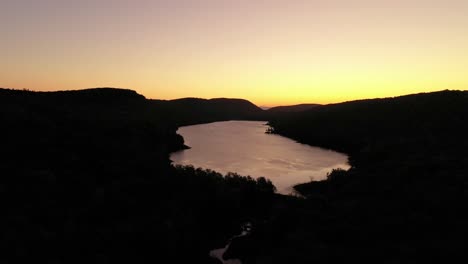 Amanecer-En-El-Lago-De-Las-Nubes-Con-Vistas-Al-Parque-Estatal-De-Las-Montañas-Puercoespín-De-La-Península-Superior-De-Michigan