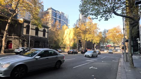 vehículos y motocicletas en la intersección de la ciudad