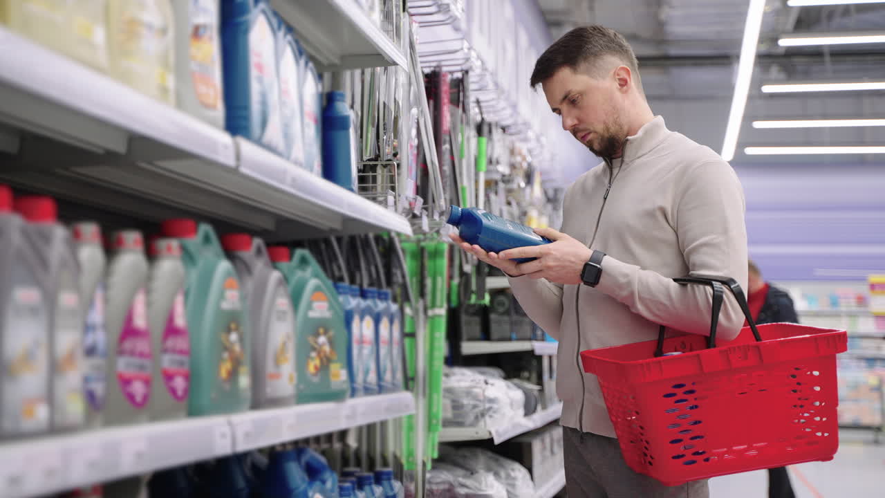 hombre comprando aceite de motor en un supermercado