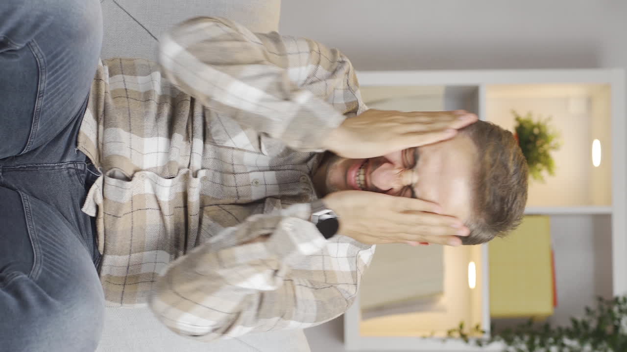 전화하는 남자의 수직 비디오.