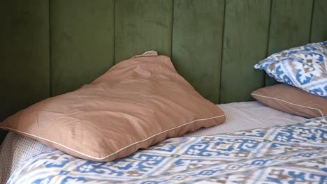 dormitorio con almohadas y ropa de cama