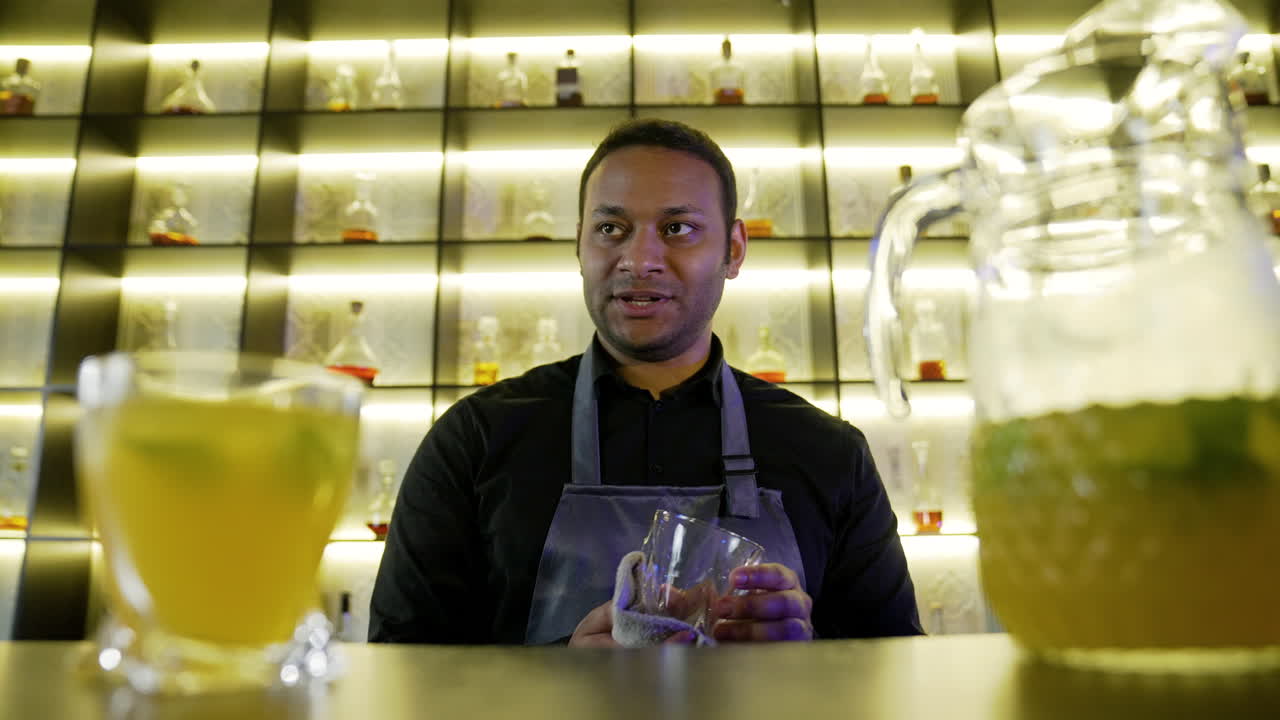 바텐더가 고객들과 대화하고 있습니다.