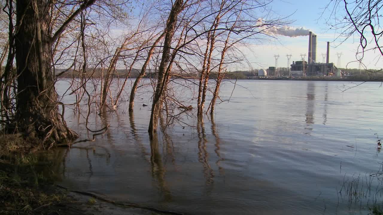 강 근처에 굴뚝이 있는 발전소 1