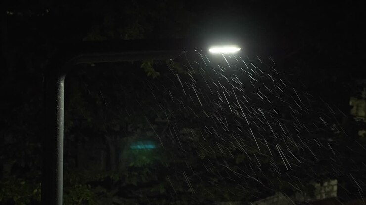 noche lluviosa en la calle con luz. nadie