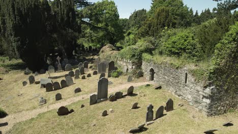 lápidas en un cementerio celta abandonado en el condado de wicklow, irlanda