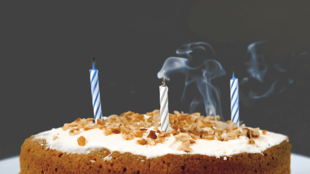 se apagan las velas de cumpleaños.