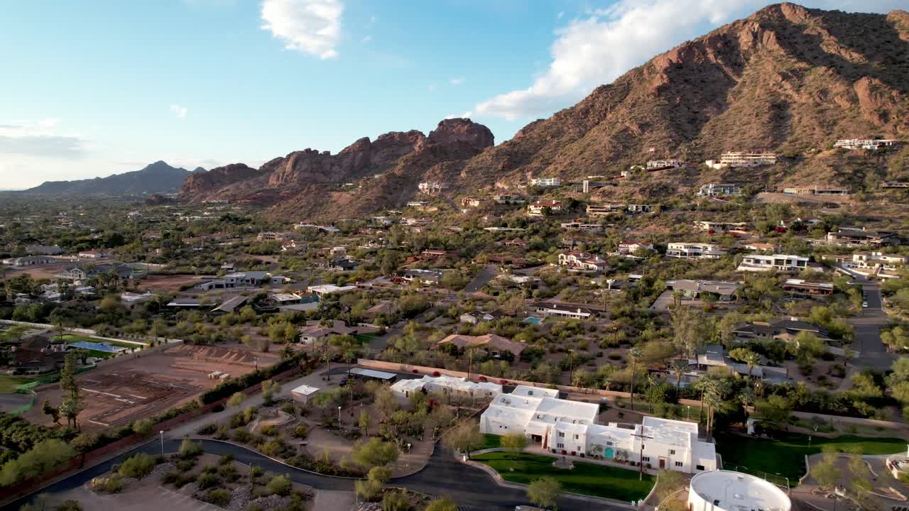 antena de casas en la base de la montaña camelback cerca de scottsdale arizona en 4k
