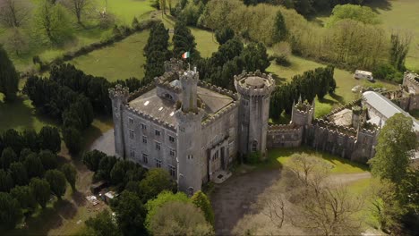 órbita aérea del castillo de charleville y sus impresionantes jardines simétricos