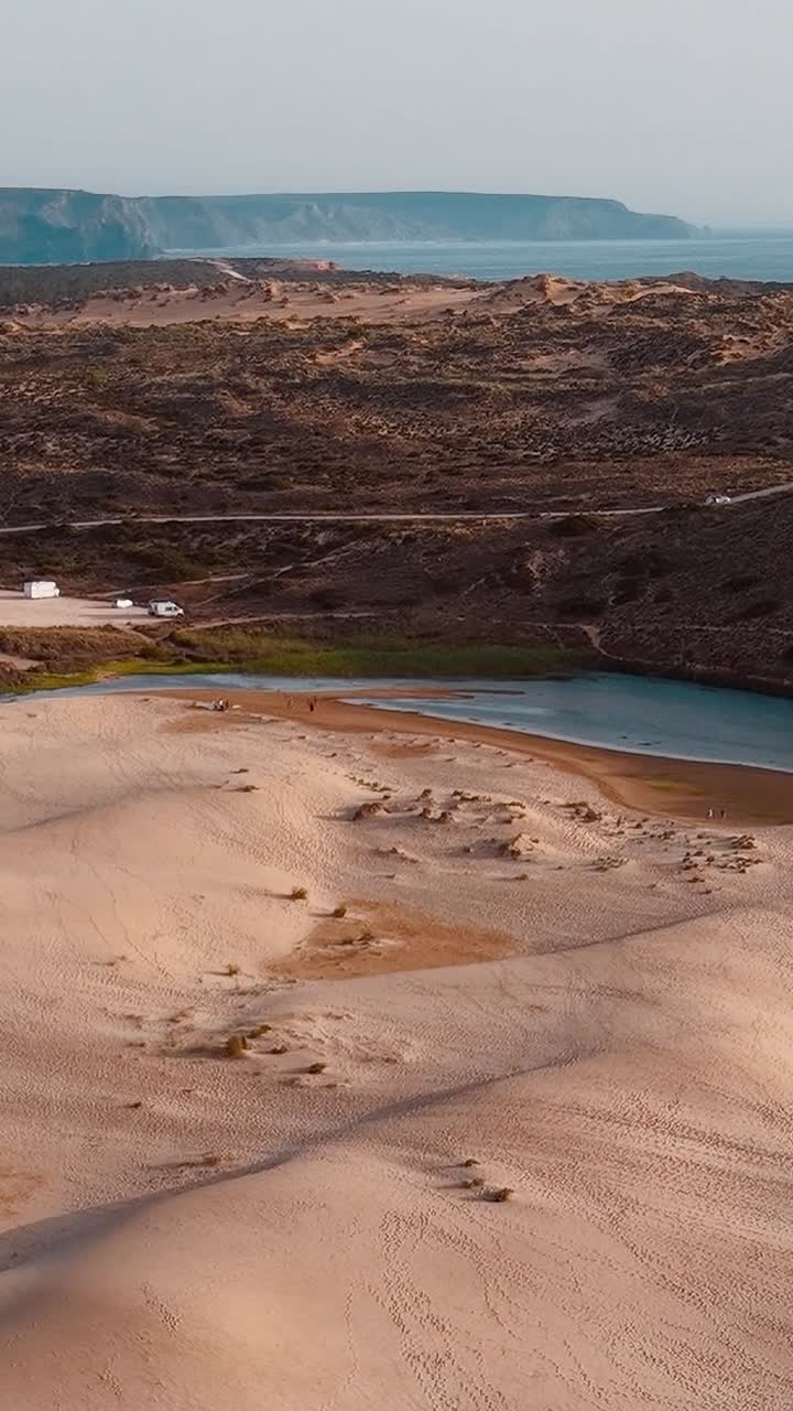 Costa del Portogallo con paesaggio sabbioso e fiume durante il giorno