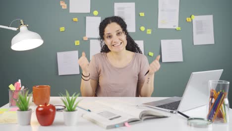 una estudiante que habla motivadoramente.