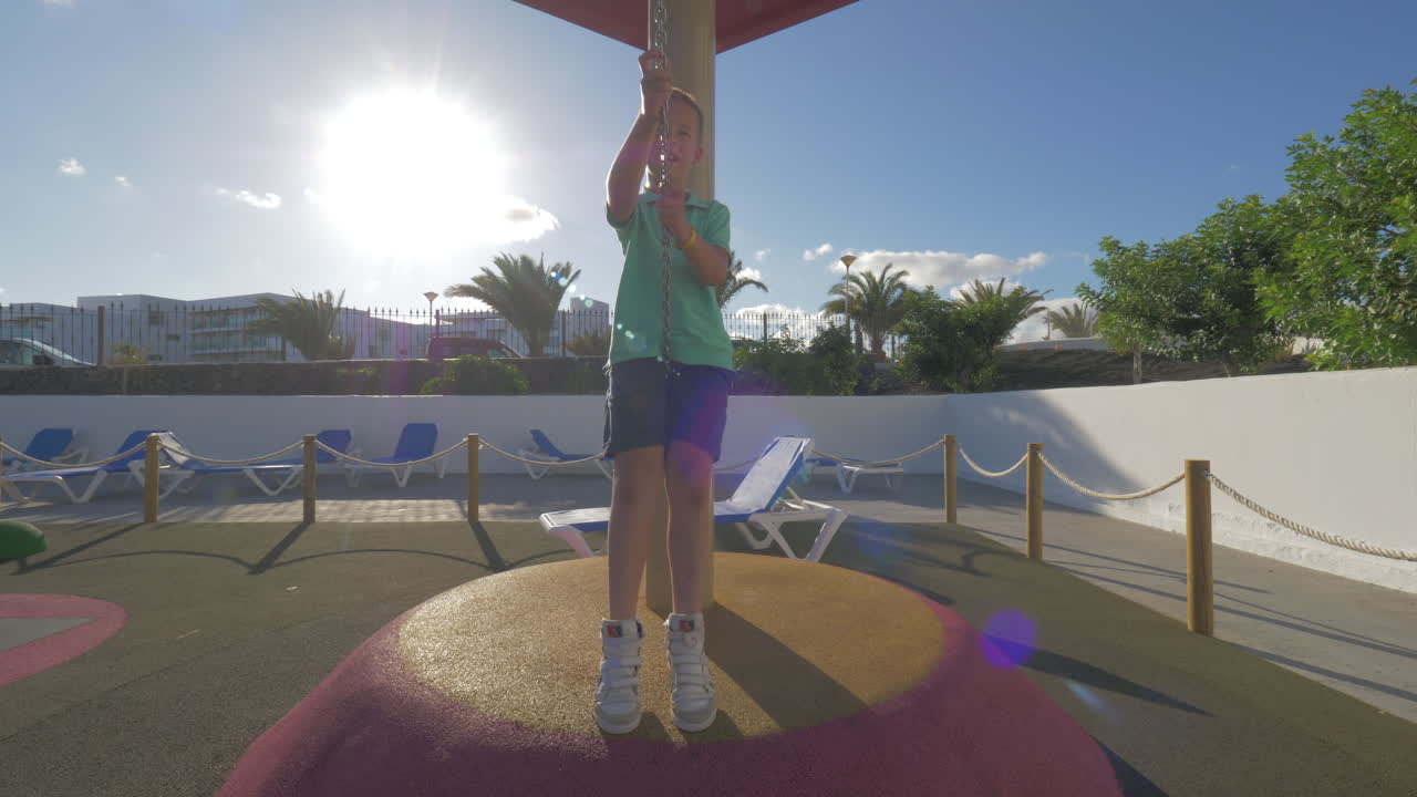 niño en zorro volador en el patio de recreo