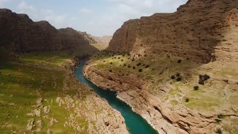 Hermoso-Valle-Rodeado-De-Alta-Montaña-En-La-Temporada-De-Primavera-Color-Verde-Naturaleza-Paisaje-En-El-Campo-En-Irán-El-Acantilado-De-Roca-Barro-Arcilla-Abismo-Marrón-Río-Geológico-Flujo-Corriente-Erosión-Fondo