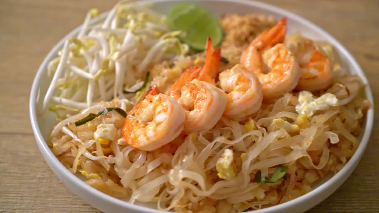 fideos salteados con camarones y brotes o pad thai - estilo de comida asiática