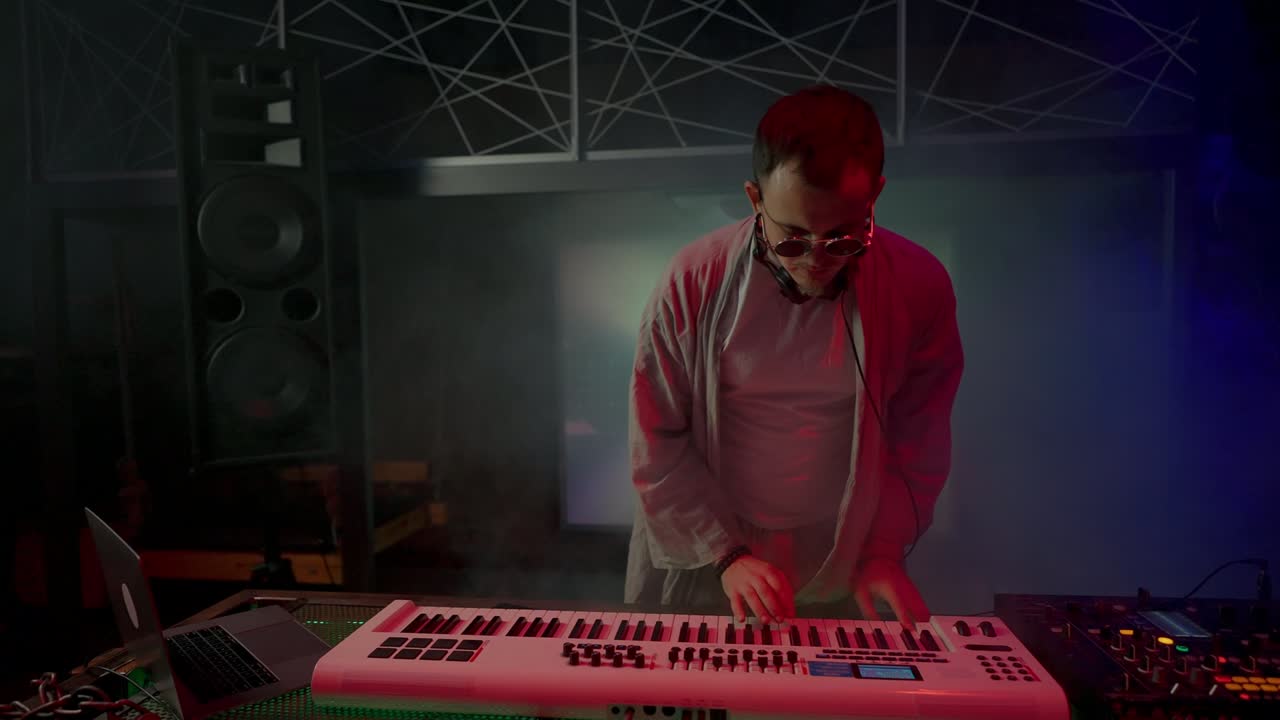 dj profesional hace actuaciones en vivo en clubes nocturnos modernos