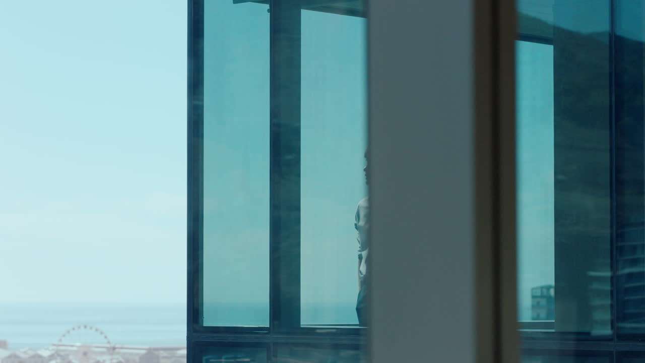 empresario asiático exitoso mirando por la ventana orgulloso director general planeando con anticipación pensando en ideas para la futura estrategia de inversión gerente corporativo disfrutando de la carrera de liderazgo en la oficina