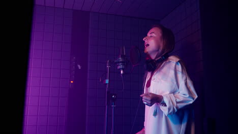 mujer cantando en un estudio de grabación