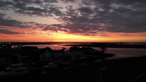 una vista aérea de una bahía en long island, nueva york, durante un colorido amanecer