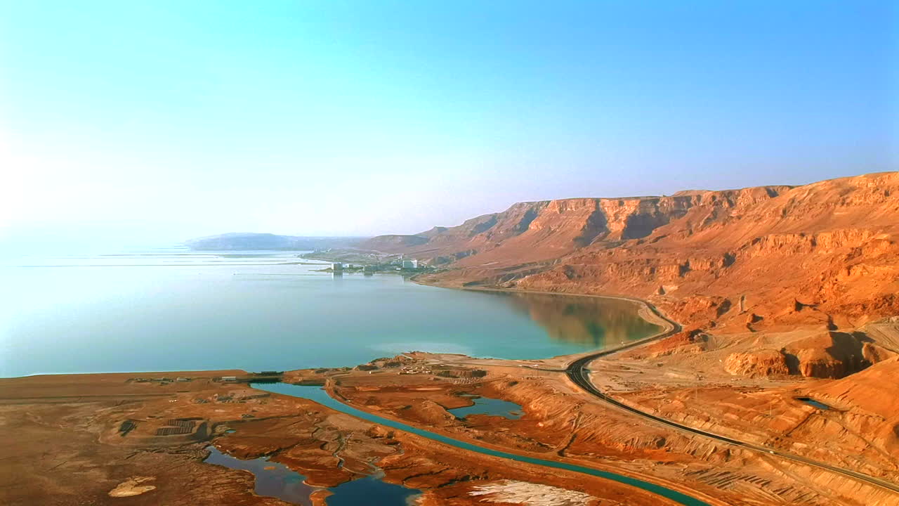 Ripresa con drone sopra la montagna del Mar Morto da Israele.