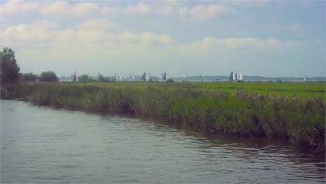 Arkadische-Landschaft-Mit-Segelfrachtschiffen