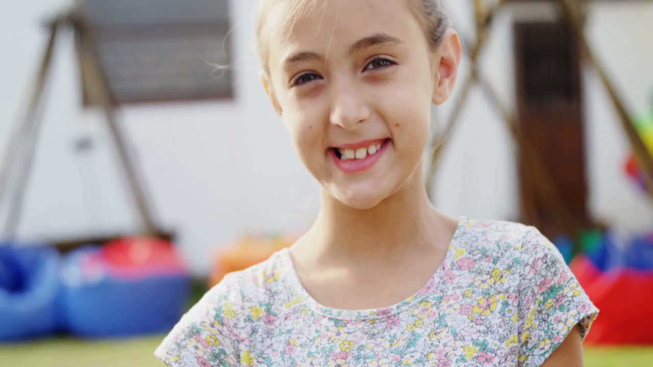Menina feliz segurando ovo e colher no quintal 4k