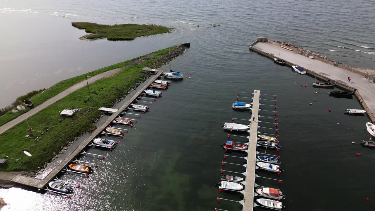 많은 작은 보트를 가진 작은 항구, 광활한 바다에 카메라 패닝, 바다, 비스비, 스웨덴, 드론