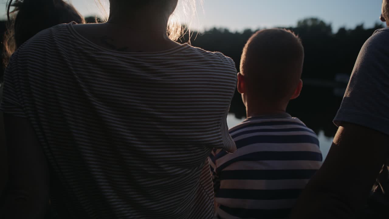 해가 지는 동안 호수  ⁇ 에서 휴식을 취하는 가족 의 동영상