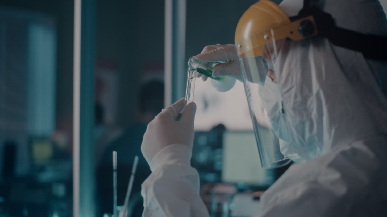 실험실 실험을 하는 과학자