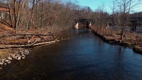 Luftaufnahme-Entlang-Des-Flusses-Naugatuck-Herbst-Herbstlaub-An-Den-Ufern,-Seymour,-Connecticut