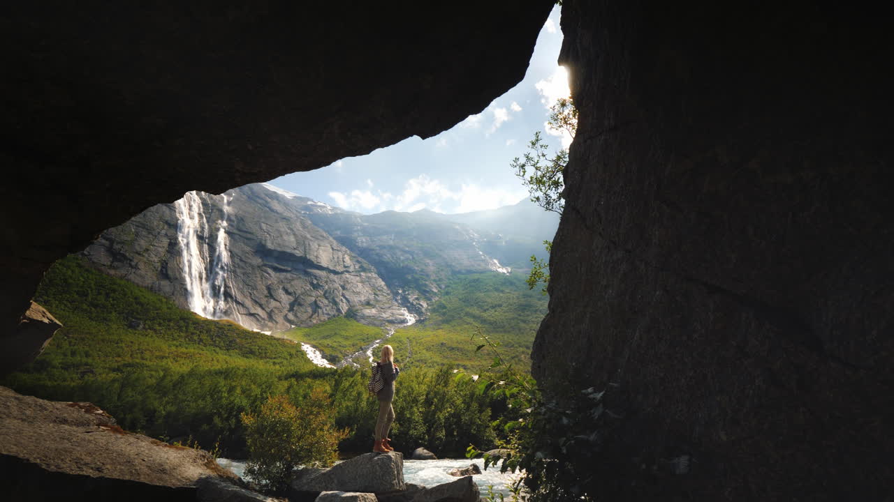 둘러싸인 유쾌한 자연 가운데 한 여성의 외로운 모습에 대한 바위의 아치를 통해 보기