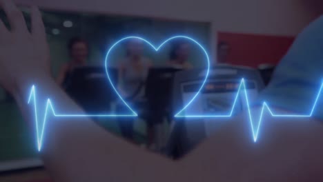 animación de cardiógrafo sobre diversas personas de deportes que hacen ejercicio