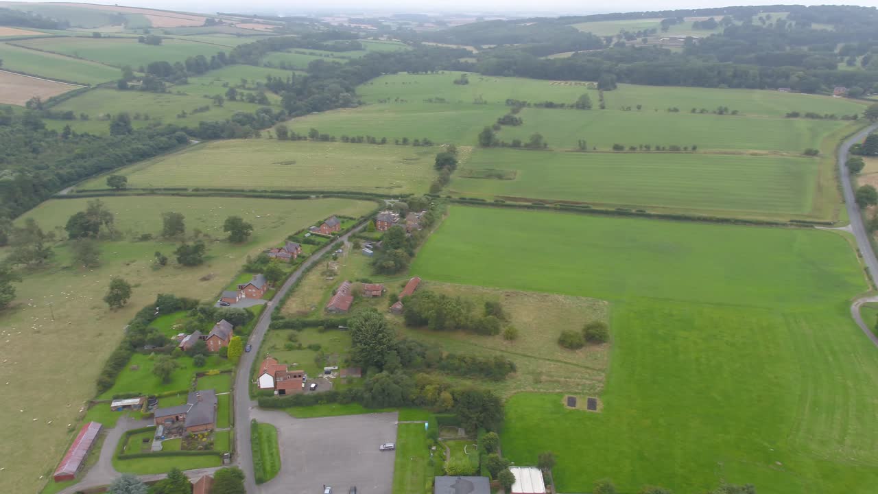 imágenes de aviones no tripulados de una lenta casi 360 pan de la campiña, una granja y un pueblo muy pequeño típico en la zona rural de yorkshire, reino unido