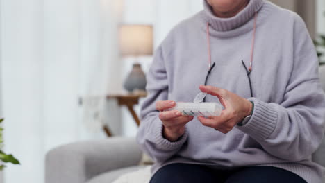 Mujer-Mayor,-Manos-Y-Pastillas-En-El-Sofá