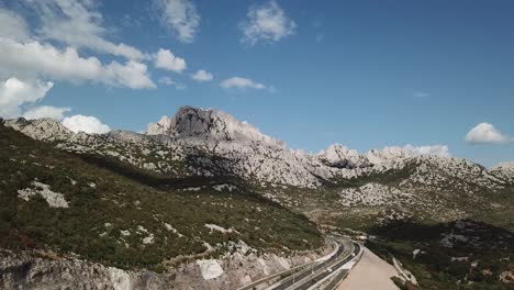 increíble vista de drones de las montañas tulove grede desde la distancia en croacia